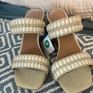 Universal Thread Cream Tan Women's Sandals